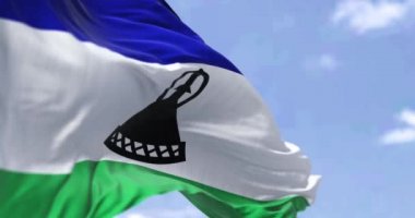 Açık bir günde rüzgarda sallanan Lesotho bayrağının ayrıntıları. Lesotho tamamen Güney Afrika ile çevrili bir ülkedir. Seçici odaklanma. Yavaş çekimde kusursuz döngü