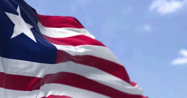 Detail Der Liberianischen Nationalflagge Die Einem Klaren Tag Wind Weht — Stockvideo