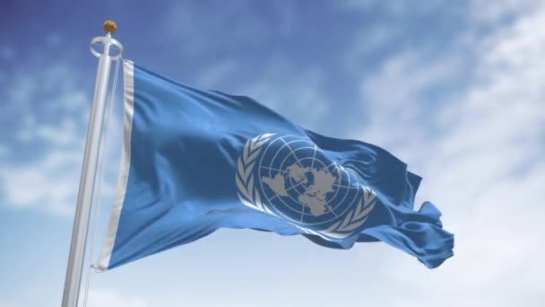 2022年2月 国連のロゴ入り旗が風になびく スローモーションでシームレスにループ — ストック動画