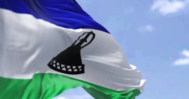 Деталь Государственного Флага Лесото Размахивающего Ветром Ясный День Лесото Анклавная — стоковое видео