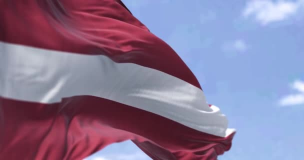 Detail Der Lettischen Nationalflagge Die Einem Klaren Tag Wind Weht — Stockvideo