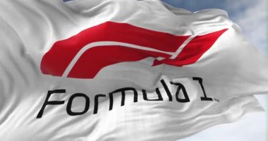 Monza, İtalya, Mart 2022: Formula 1 logosu rüzgarda sallanan beyaz bayrağın yakın görüntüsü. Yavaş çekimde kusursuz döngü