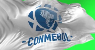 Luque, PAR, Mart 2022: CONMEBOL logosu rüzgarda sallanan Beyaz Bayrak 'ın yakın görüntüsü. CONMEBOL, Güney Amerika Futbol Konfederasyonu 'nu temsil ediyor. Yeşil arka plan. Krom anahtar