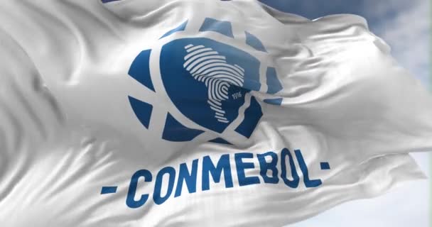 Par 2022年3月 白旗的特写 带有Conmebol标志在风中摇曳 Conmebol代表南美洲足球联合会 慢动作无缝线 — 图库视频影像
