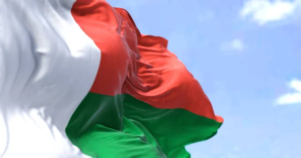 晴れた日に風に揺れるマダガスカルの国旗の詳細 マダガスカルはインド洋の島国です 選択的焦点 — ストック写真