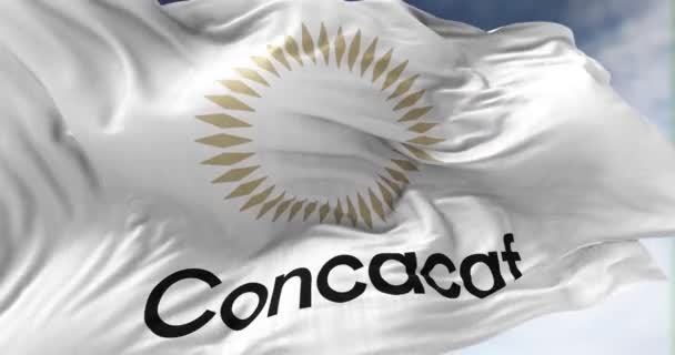 2022年3月米国ニューヨーク Concacafロゴが風に揺れるホワイトフラッグのクローズアップ Concacafは北 中央アメリカ カリブ海サッカー連盟の略である — ストック動画