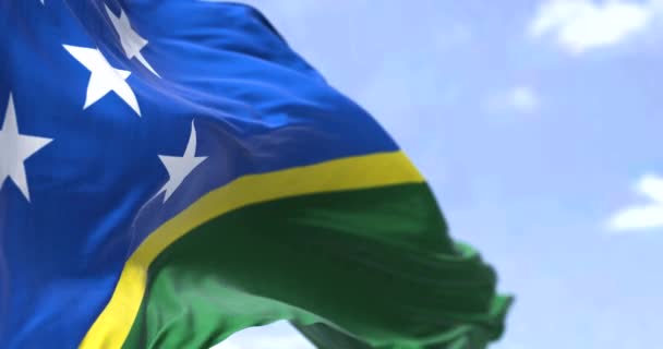 在晴朗的日子里 所罗门群岛国旗在风中飘扬的细节 所罗门群岛是大洋洲的一个主权国家 有选择的重点 慢动作无缝圈 — 图库视频影像