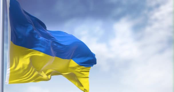 Szczegóły Flagi Narodowej Ukrainy Machając Wietrze Jasny Dzień Demokracja Polityka — Wideo stockowe