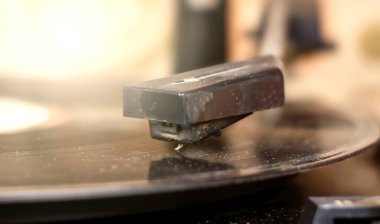 33 devirlik vinil plağı okuyan eski ve mahvolmuş bir pikabın kartuşuna yakından bakın. Stereo yüksek kalitede analog ses üretimi
