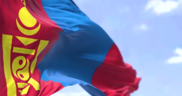 モンゴルの国旗の詳細は 風の中で晴れた日に手を振っ モンゴルは東アジアの内陸国である 選択的フォーカス スローモーションでシームレスにループ — ストック動画