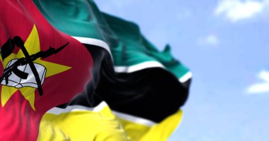 Açık bir günde rüzgarda dalgalanan Mozambik bayrağının ayrıntıları. Mozambik, Güneydoğu Afrika 'da bulunan bir ülkedir. Seçici odak.