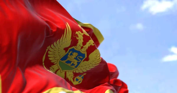 Detalhe Bandeira Nacional Montenegro Acenando Vento Dia Claro Montenegro País — Fotografia de Stock