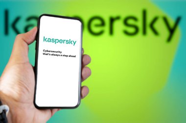 Roma, İtalya, Mart 2022: Kaspersky antivirüsünün logosu bir cep telefonunun ekranında. Kaspersky bilgisayar güvenlik yazılımı üretiminde uzmanlaşmış bir Rus şirketidir.