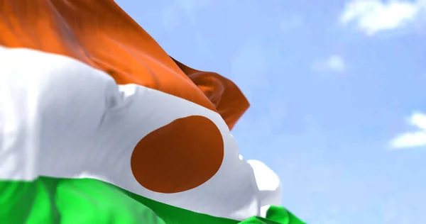 晴れた日には 風に揺れるニジェールの国旗の詳細 ニジェールは西アフリカの内陸国です 選択的焦点 — ストック写真