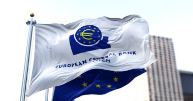 Frankfurt, GER, Mart 2022: Avrupa Merkez Bankası 'nın bayrağı rüzgarda dalgalanırken arka planda bulanıklaştı. Avrupa para birimi.