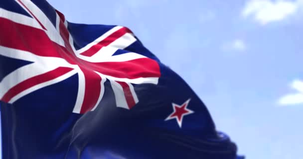 ニュージーランドの国旗の詳細は 晴れた日に風に振っている ニュージーランドは太平洋南西部の島国です 選択的フォーカス スローモーションでシームレスにループ — ストック動画