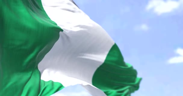 Detail Der Nigerianischen Nationalflagge Die Einem Klaren Tag Wind Weht — Stockvideo