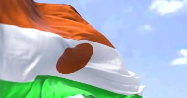 Açık bir günde rüzgarda dalgalanan Nijer bayrağının ayrıntıları. Nijer Batı Afrika 'da denize kıyısı olmayan bir ülkedir. Seçici odaklanma. Yavaş çekimde kusursuz döngü