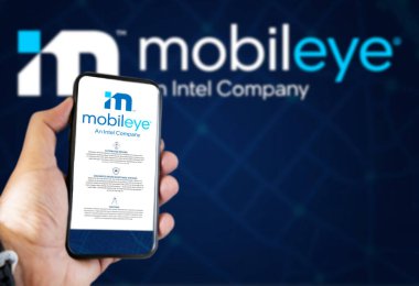 Kudüs, ISR, Mart 2022: Mobileye şirketinin web sitesi telefon ekranında. Arka planda Mobileye logosu olan mavi arka plan bulanıklaşmış. İllüstrasyon başyazısı. Gerçekçi bir model. Seçici odak.