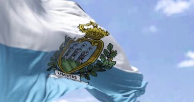 Açık bir günde rüzgarda dalgalanan San Marino bayrağının ayrıntıları. San Marino, Güney Avrupa 'da İtalya tarafından kurulmuş küçük bir ülkedir. Seçici odaklanma. Yavaş çekimde kusursuz döngü