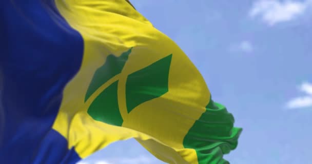 在晴朗的日子里 圣文森特和格林纳丁斯国旗的细节在风中飘扬 圣文森特和格林纳丁斯是加勒比的一个岛国 有选择的重点 — 图库视频影像