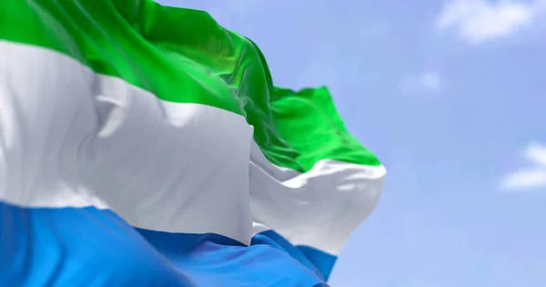 Yksityiskohta Sierra Leonen Kansallislipusta Heilumassa Tuulessa Kirkkaana Päivänä Sierra Leone — kuvapankkivalokuva