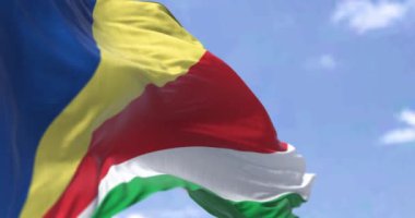 Açık bir günde rüzgarda sallanan Seyşeller bayrağının ayrıntıları. Seyşeller, Hint Okyanusu 'nda bir takımadalı ada ülkesidir. Seçici odaklanma. Yavaş çekimde kusursuz döngü