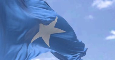 Açık bir günde rüzgarda dalgalanan Somali bayrağının ayrıntıları. Somali, Afrika Boynuzu 'nda bir ülkedir. Seçici odaklanma. Yavaş çekimde kusursuz döngü
