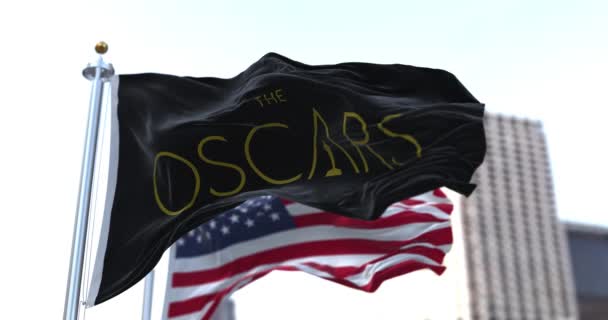 Hollywood Eua Março 2022 Bandeira Com Logotipo Oscar Acenando Com — Vídeo de Stock