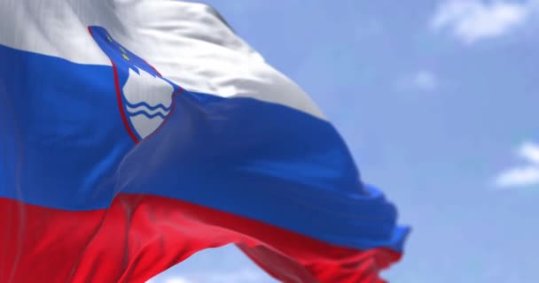 Szlovénia Nemzeti Zászlójának Részletei Amint Egy Tiszta Napon Integet Szélben — Stock videók