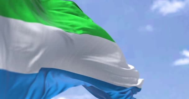 Detalle Bandera Nacional Sierra Leona Ondeando Viento Día Despejado Sierra — Vídeo de stock
