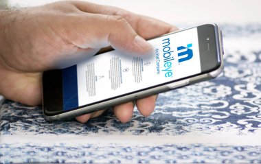 Kudüs, ISR, Mart 2022: Mobileye şirketinin web sitesinde gezinen adam. Gerçekçi bir model. Seçici odak.