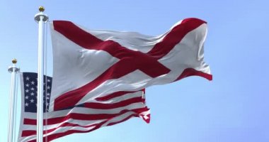 Alabama eyaletinin ve Amerika Birleşik Devletleri 'nin bayrakları rüzgarda sallanıyor. Demokrasi ve bağımsızlık. Amerikan Devleti.