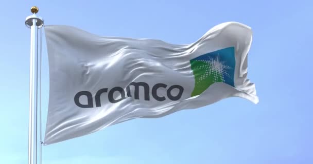 Dhahran Maart 2022 Vlag Van Het Aramco Oliebedrijf Wapperend Wind — Stockvideo