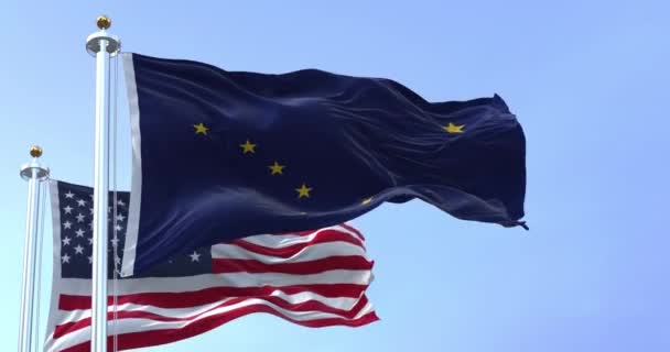 Bendera Negara Bagian Alaska Dan Amerika Serikat Melambai Dalam Angin — Stok Video
