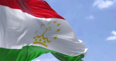 Açık bir günde rüzgarda dalgalanan Tacikistan bayrağının ayrıntıları. Tacikistan Orta Asya 'da denize kıyısı olmayan bir ülkedir. Seçici odaklanma. Yavaş çekimde kusursuz döngü