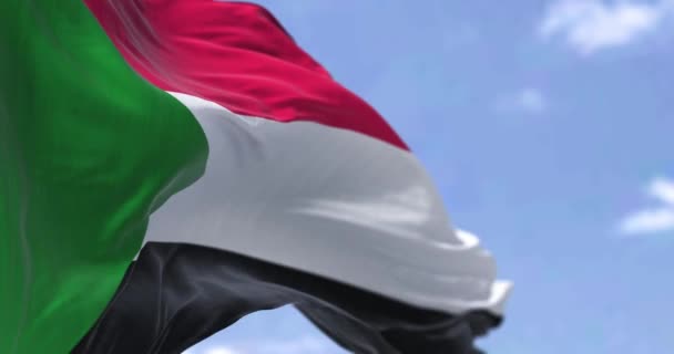 Detalj Den Nationella Flaggan Sudan Vinkar Vinden Klar Dag Sudan — Stockvideo