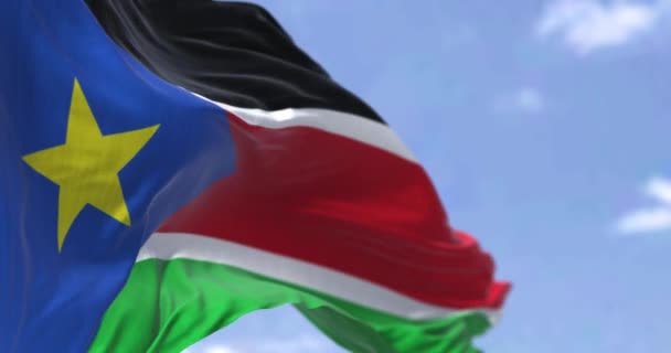 南スーダンの国旗の詳細は 風の中で晴れた日に手を振っ 南スーダンはアフリカ中央部に位置する内陸国である 選択的フォーカス スローモーションでのシームレスなループ — ストック動画