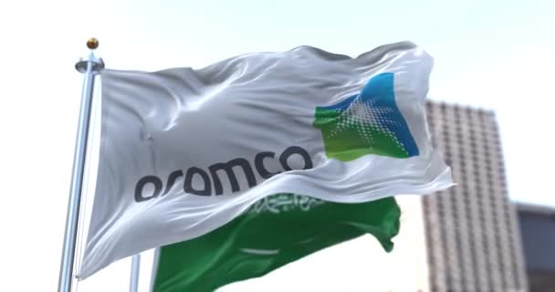 Dhahran März 2022 Die Flagge Des Ölkonzerns Aramco Weht Wind — Stockvideo