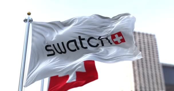 Bern März 2022 Die Flagge Mit Dem Swatch Logo Weht — Stockvideo