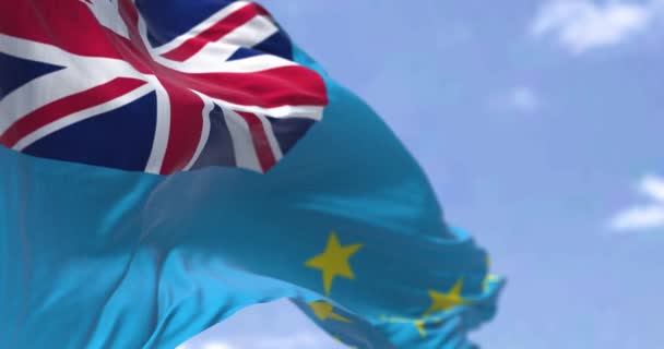 在晴朗的日子里 在风中飘扬的图瓦卢国旗的细节 图瓦卢是太平洋大洋洲波利尼西亚次区域的一个岛国 慢动作无缝线 — 图库视频影像