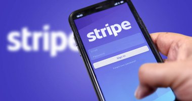 San Francisco, CA, ABD, 15 Mart 2021: Stripe 'ın uygulama giriş sayfası el bilgisayarında. Bulanık çizgili logolu bir arka plan. Stripe bir Amerikan finans şirketi.