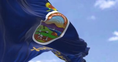 Kansas eyaletinin bayrağı rüzgarda sallanıyor. Kansas, ABD 'nin orta batısında bulunan bir eyalettir. Demokrasi ve bağımsızlık. Yavaş çekimde kusursuz döngü