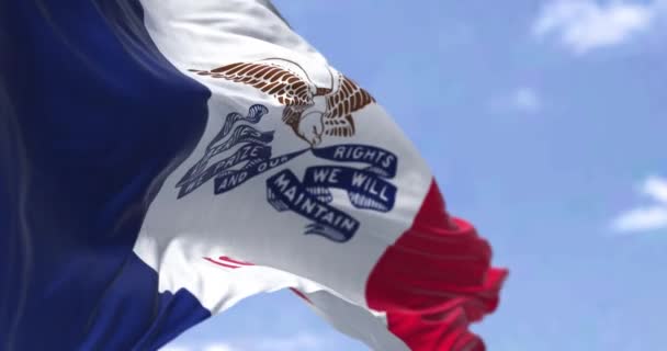 アイオワ州の旗が風になびいている アイオワ州はアメリカ合衆国の中西部に位置する州である 民主主義と独立 スローモーションでシームレスにループ — ストック動画