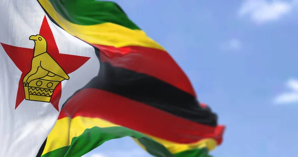 在晴朗的日子里 在风中飘扬的津巴布韦国旗的细节 津巴布韦是一个地处非洲东南部的内陆国 有选择的重点 — 图库照片