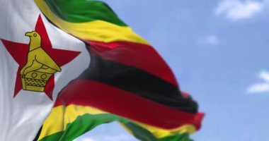 Açık bir günde rüzgarda dalgalanan Zimbabwe bayrağının ayrıntıları. Zimbabwe, Güneydoğu Afrika 'da denize kıyısı olmayan bir ülkedir. Seçici odaklanma. Yavaş çekimde kusursuz döngü