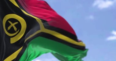 Açık bir günde rüzgarda dalgalanan Vanuatu bayrağının ayrıntıları. Vanuatu, Güney Pasifik Okyanusu 'nda bulunan bir ada ülkesidir. Seçici odaklanma. Yavaş çekimde kusursuz döngü