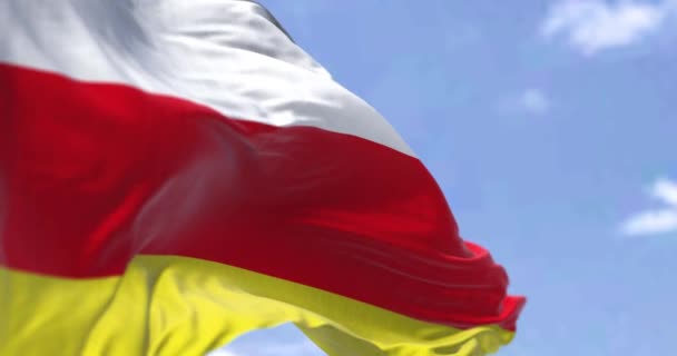 Detail Der Nationalflagge Südossetiens Die Einem Klaren Tag Wind Weht — Stockvideo