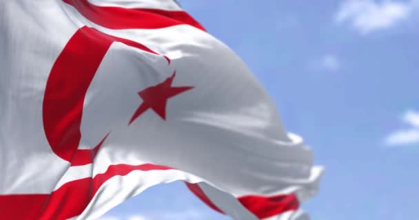 Λεπτομέρεια Της Εθνικής Σημαίας Της Βόρειας Κύπρου Κυματίζει Στον Άνεμο — Αρχείο Βίντεο