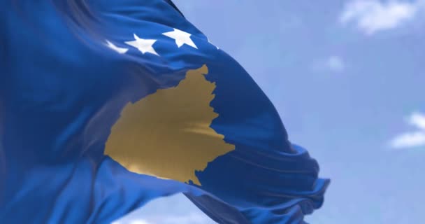 Açık Bir Günde Rüzgarda Dalgalanan Kosova Bayrağının Ayrıntıları Kosova Güneydoğu — Stok video